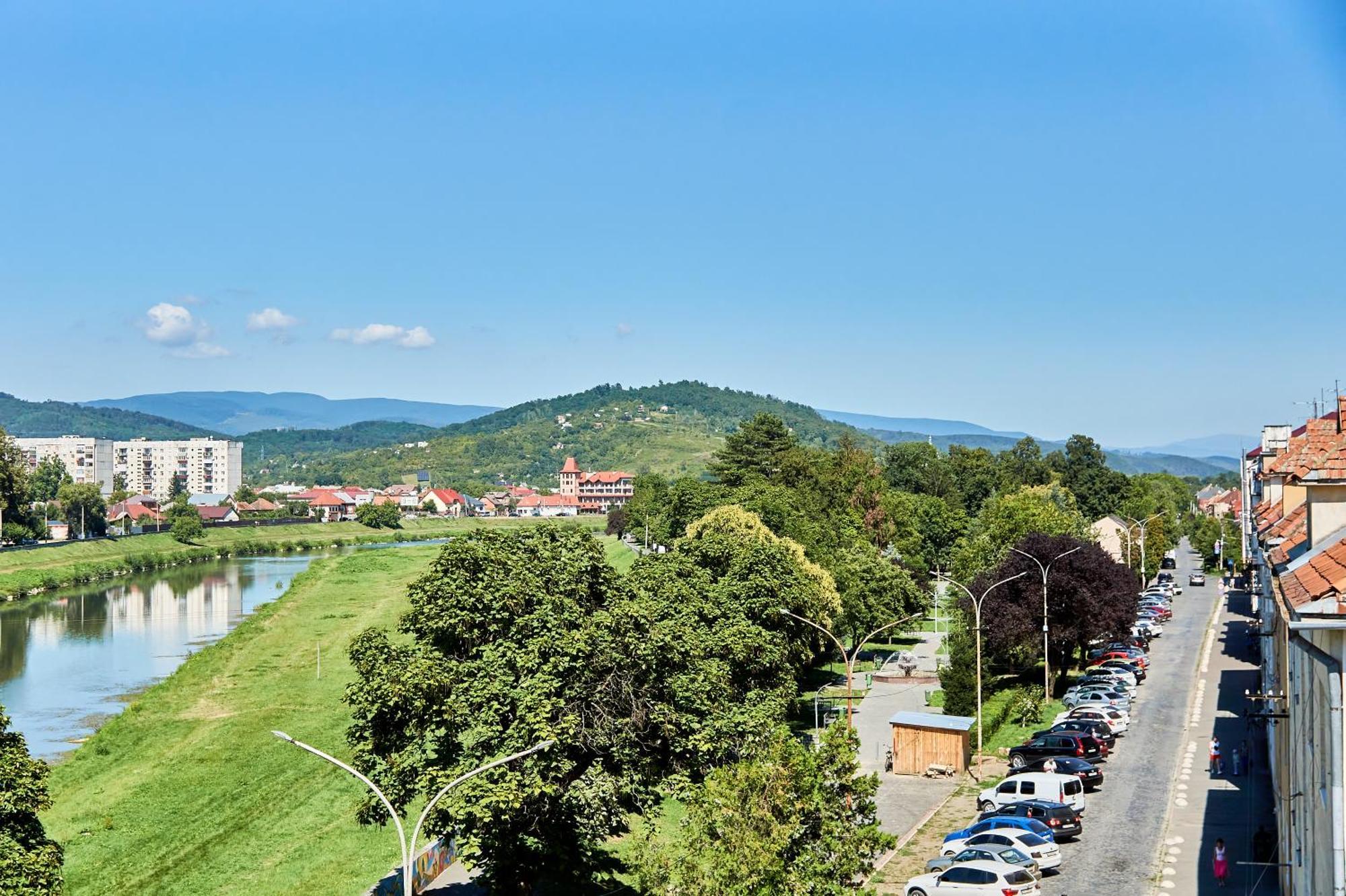 Wonderful Panoramic View Apartment Mukacheve Exterior photo